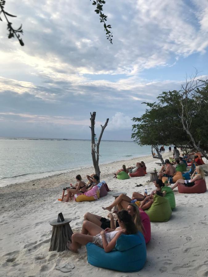 The Exile Sunset Bar & Bungalow Gili Trawangan Dış mekan fotoğraf