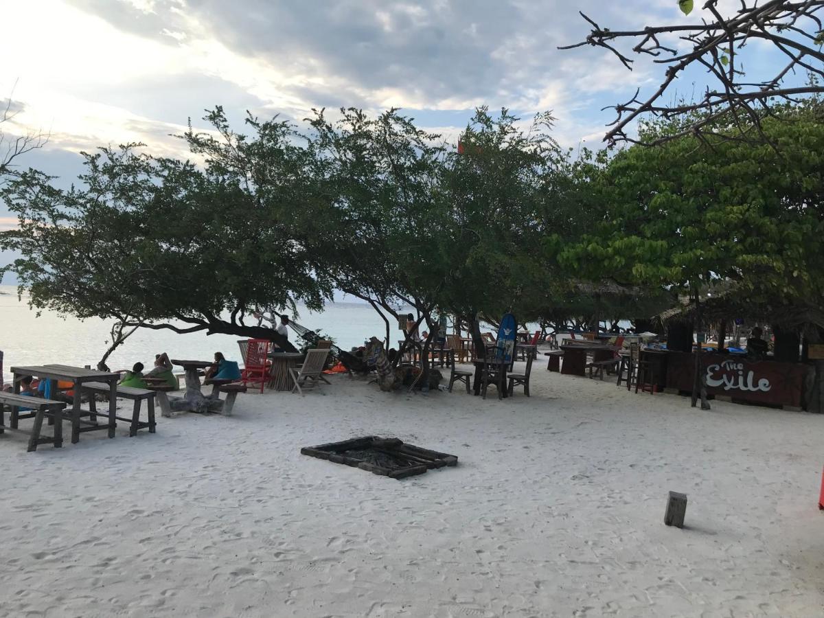 The Exile Sunset Bar & Bungalow Gili Trawangan Dış mekan fotoğraf