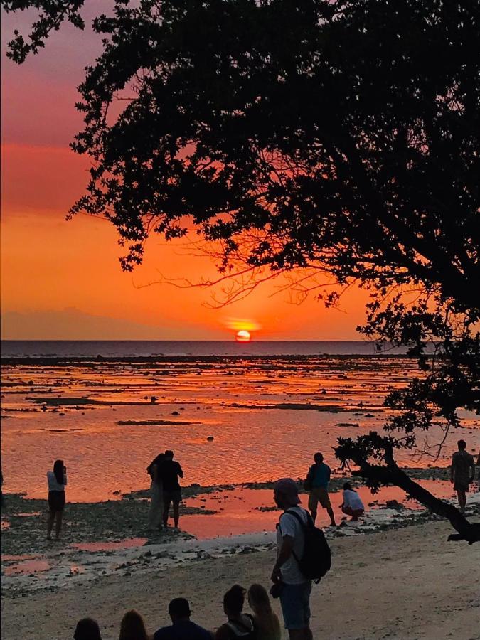 The Exile Sunset Bar & Bungalow Gili Trawangan Dış mekan fotoğraf