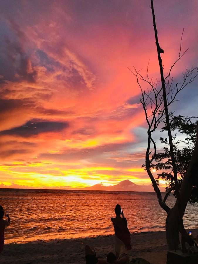 The Exile Sunset Bar & Bungalow Gili Trawangan Dış mekan fotoğraf