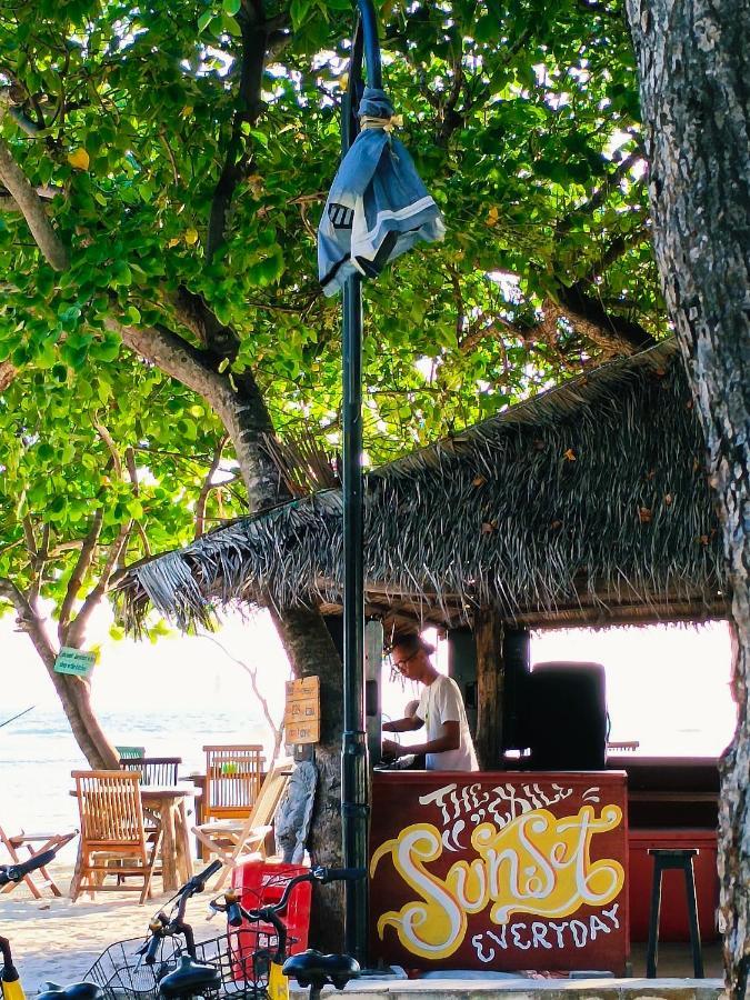 The Exile Sunset Bar & Bungalow Gili Trawangan Dış mekan fotoğraf