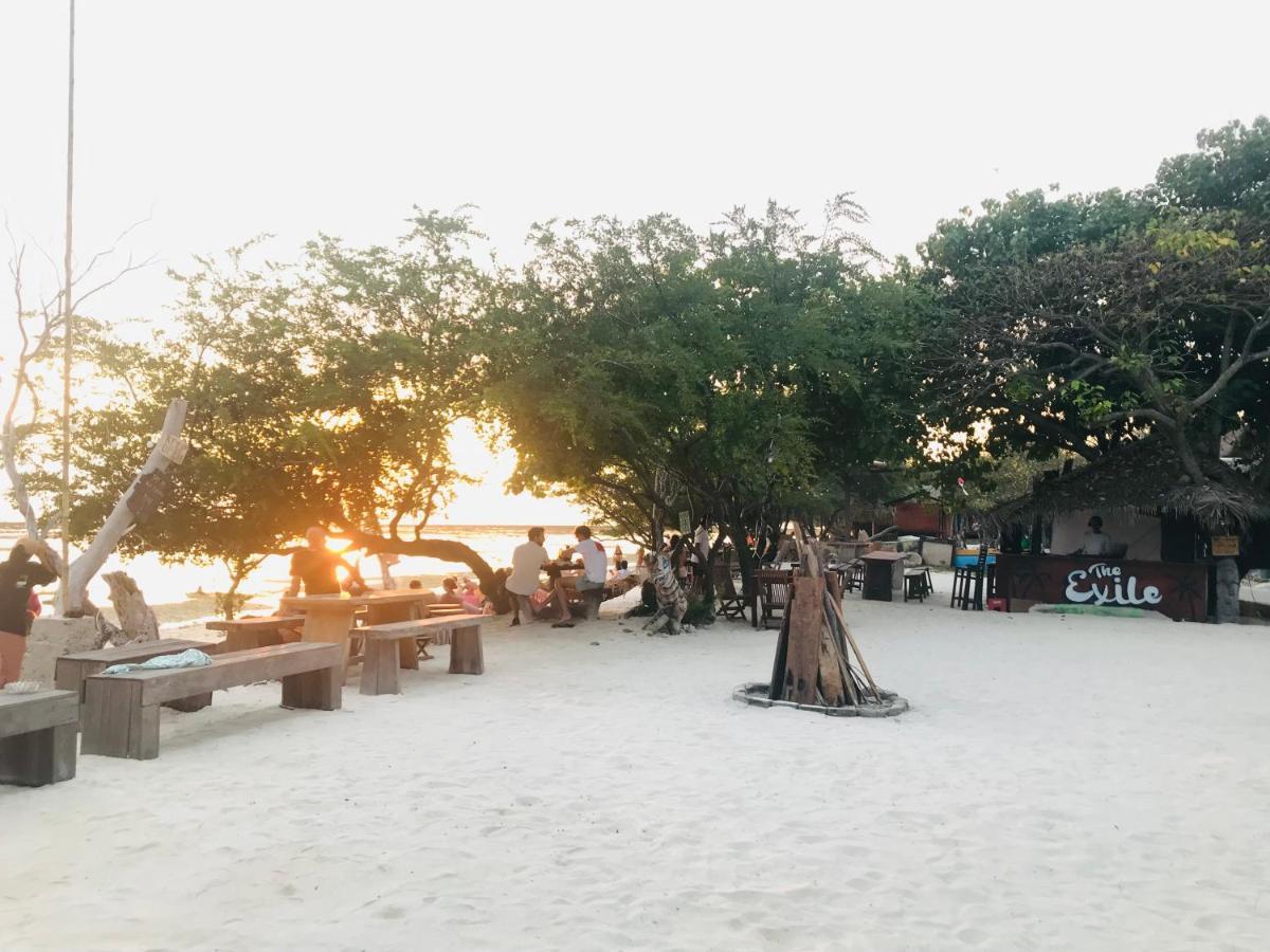 The Exile Sunset Bar & Bungalow Gili Trawangan Dış mekan fotoğraf